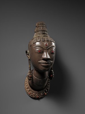 Lot 453 - AN EXCEEDINGLY RARE SILVER REPOUSSÉ HEAD OF SHIVA, LINGAKOSA, WITH MATCHING EARRINGS AND NECKLACE