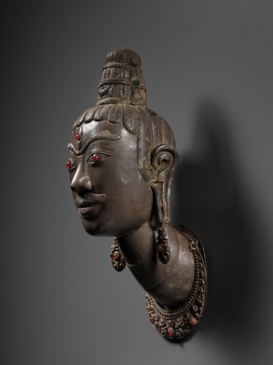 Lot 453 - AN EXCEEDINGLY RARE SILVER REPOUSSÉ HEAD OF SHIVA, LINGAKOSA, WITH MATCHING EARRINGS AND NECKLACE