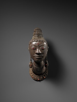 Lot 453 - AN EXCEEDINGLY RARE SILVER REPOUSSÉ HEAD OF SHIVA, LINGAKOSA, WITH MATCHING EARRINGS AND NECKLACE
