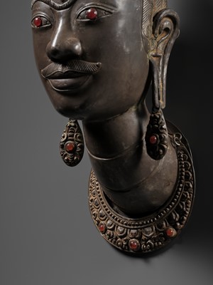 Lot 453 - AN EXCEEDINGLY RARE SILVER REPOUSSÉ HEAD OF SHIVA, LINGAKOSA, WITH MATCHING EARRINGS AND NECKLACE