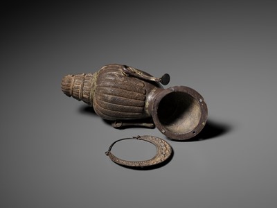 Lot 453 - AN EXCEEDINGLY RARE SILVER REPOUSSÉ HEAD OF SHIVA, LINGAKOSA, WITH MATCHING EARRINGS AND NECKLACE