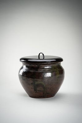 Lot 181 - A CHESTNUT BROWN-GLAZED POTTERY CHAIRE (TEA CADDY)
