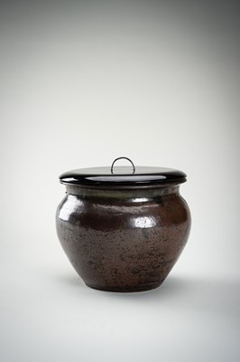 Lot 181 - A CHESTNUT BROWN-GLAZED POTTERY CHAIRE (TEA CADDY)