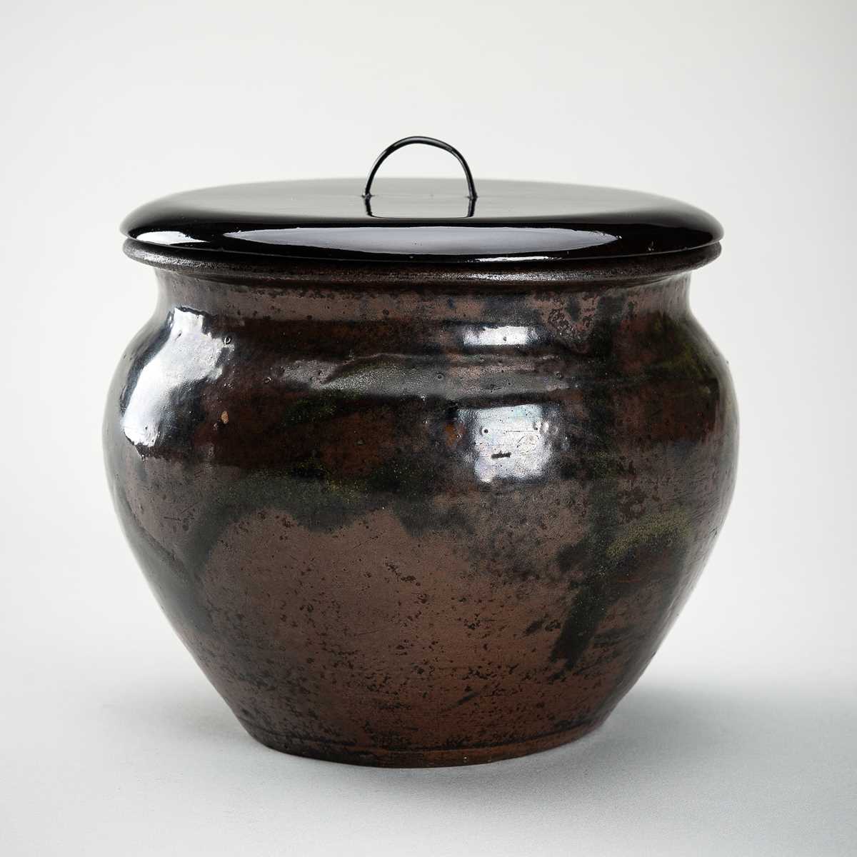 Lot 181 - A CHESTNUT BROWN-GLAZED POTTERY CHAIRE (TEA CADDY)