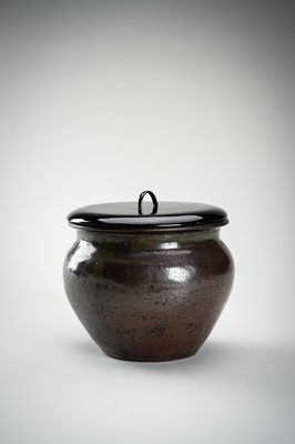 Lot 181 - A CHESTNUT BROWN-GLAZED POTTERY CHAIRE (TEA CADDY)