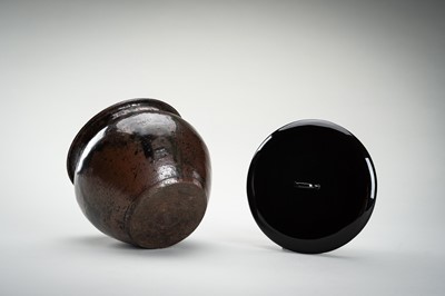 Lot 181 - A CHESTNUT BROWN-GLAZED POTTERY CHAIRE (TEA CADDY)