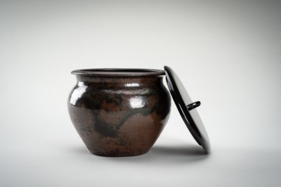 Lot 181 - A CHESTNUT BROWN-GLAZED POTTERY CHAIRE (TEA CADDY)