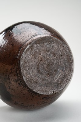 Lot 181 - A CHESTNUT BROWN-GLAZED POTTERY CHAIRE (TEA CADDY)
