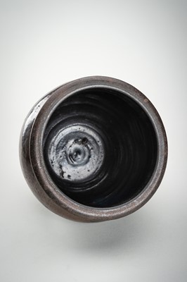 Lot 181 - A CHESTNUT BROWN-GLAZED POTTERY CHAIRE (TEA CADDY)