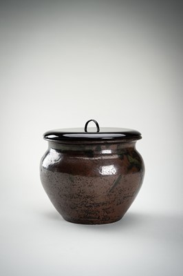 Lot 181 - A CHESTNUT BROWN-GLAZED POTTERY CHAIRE (TEA CADDY)