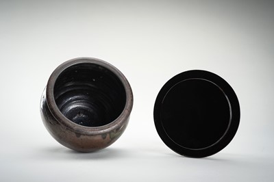 Lot 181 - A CHESTNUT BROWN-GLAZED POTTERY CHAIRE (TEA CADDY)