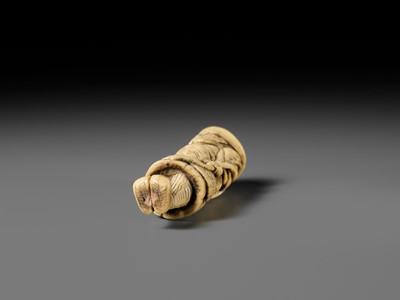 Lot 466 - AN ANTLER NETSUKE OF A TARTAR ARCHER