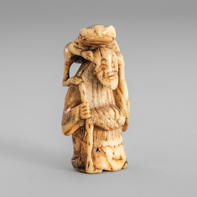 Lot 1693 - AN ANTLER NETSUKE OF GAMA SENNIN WITH A TOAD