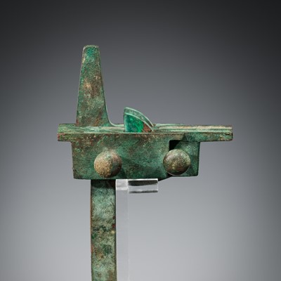 Lot 375 - AN ARCHAIC BRONZE CROSSBOW TRIGGER MECHANISM, JI, HAN DYNASTY