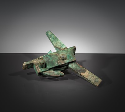 Lot 81 - AN ARCHAIC BRONZE CROSSBOW TRIGGER MECHANISM, JI, HAN DYNASTY