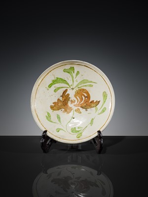 Lot 551 - A POLYCHROME-DECORATED CIZHOU ‘LOTUS’ DISH, JIN TO YUAN DYNASTY