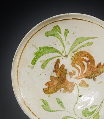 Lot 551 - A POLYCHROME-DECORATED CIZHOU ‘LOTUS’ DISH, JIN TO YUAN DYNASTY