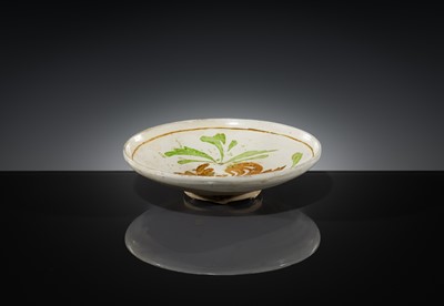 Lot 551 - A POLYCHROME-DECORATED CIZHOU ‘LOTUS’ DISH, JIN TO YUAN DYNASTY