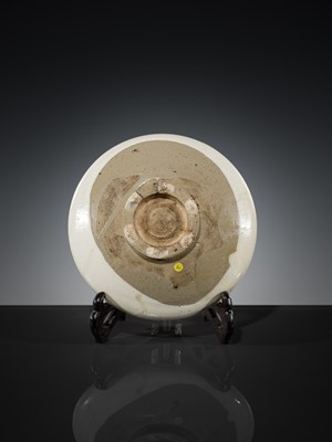 Lot 551 - A POLYCHROME-DECORATED CIZHOU ‘LOTUS’ DISH, JIN TO YUAN DYNASTY