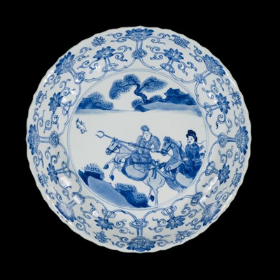 Lot 567 - A BLUE AND WHITE ‘HUNTING SCENE’ BARBED-RIM DISH, KANGXI PERIOD