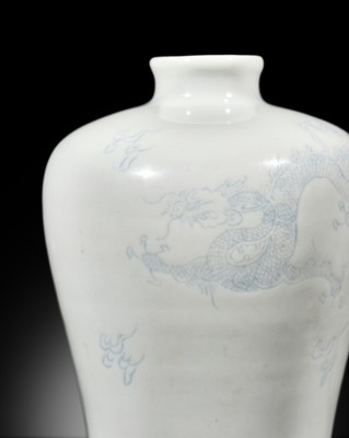 Lot 157 - AN INCISED BLUE AND WHITE ‘DRAGON SHROUDED IN MIST’ MEIPING, YONGZHENG MARK AND PERIOD