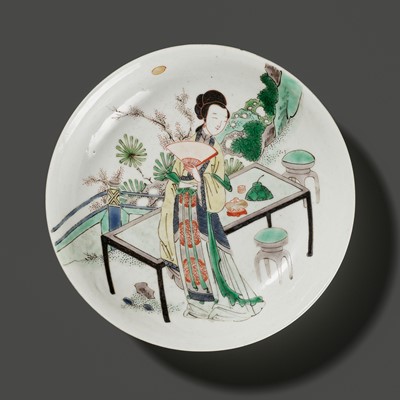 Lot 152 - A FAMILLE VERTE ‘ELEGANT BEAUTY IN A PALACE GARDEN’ DISH, KANGXI PERIOD