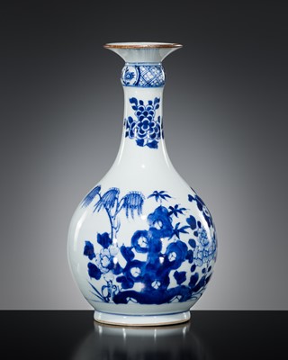 Lot 577 - A BLUE AND WHITE ‘GUGLET’ BOTTLE VASE, 18TH CENTURY