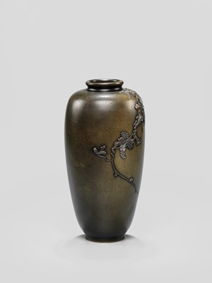 Lot 42 - MIYABE ATSUYOSHI: A FINE INLAID BRONZE VASE DEPICTING A MONKEY ON A WISTERIA TREE