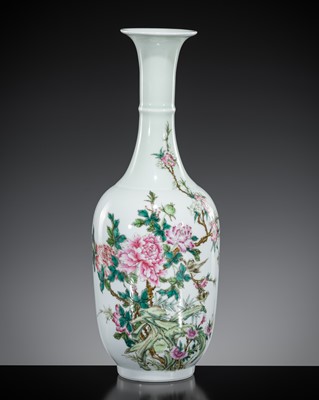 Lot 306 - A FINE FAMILLE ROSE ‘SPARROWS AND PEONIES’ VASE, SHENDETANG ZHI MARK