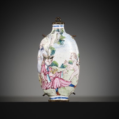 Lot 499 - AN ENAMEL ON COPPER ‘EUROPEAN SUBJECT’ SNUFF BOTTLE, PROBABLY IMPERIAL, PALACE WORKSHOPS, EARLY 18TH CENTURY