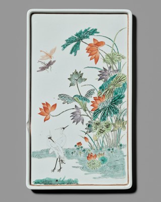 Lot 561 - A FAMILLE-VERTE 'HERONS IN A LOTUS POND' TRAY, KANGXI PERIOD