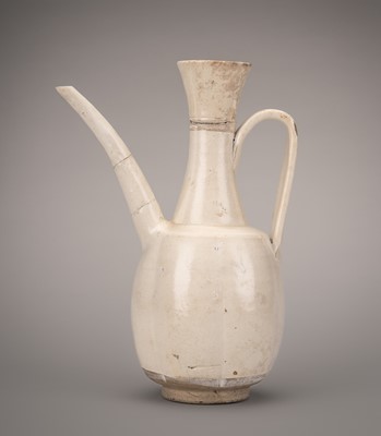 Lot 874 - A STRAW-GLAZED CERAMIC EWER, SONG DYNASTY