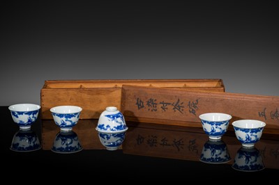 Lot 592 - A SET OF FIVE BLUE AND WHITE ‘SCHOLAR AND PINE’ CUPS, QING DYNASTY