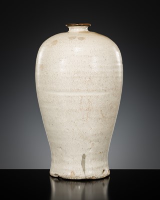 Lot 543 - A RARE IVORY-WHITE GLAZED MEIPING, SONG TO YUAN DYNASTY