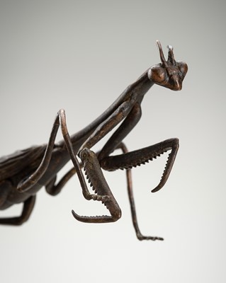 Lot 33 - A BRONZE ARTICULATED OKIMONO OF A PRAYING MANTIS