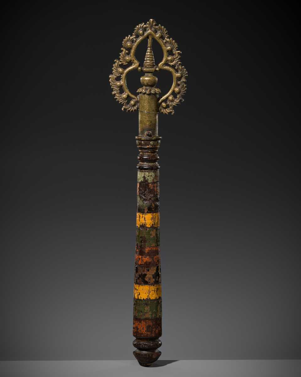 Lot 69 - A RARE BRONZE AND LACQUERED WOOD RITUAL STAFF,