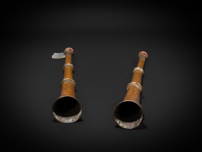 Lot 14 - A PAIR OF LARGE COPPER REPOUSSÉ MOUNTED BRASS TRUMPETS, DUNG CHEN, SIKKIM