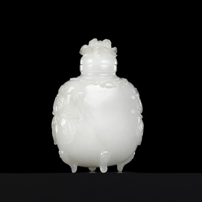 Lot 116 - A RARE IMPERIAL MUGHAL-STYLE WHITE JADE SNUFF BOTTLE, ATTRIBUTED TO THE PALACE WORKSHOPS, BEIJING, 1760-1820