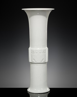 Lot 589 - AN ARCHAISTIC DEHUA BEAKER VASE, GU, QING DYNASTY