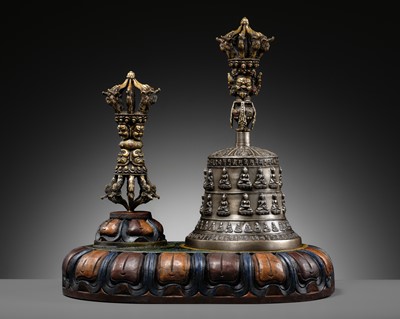 Lot 156 - A SET OF BRONZE GHANTA AND VAJRA, 19TH-20TH CENTURY