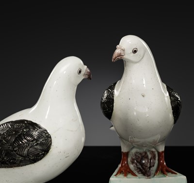 Lot 585 - A PAIR OF NEATLY ENAMELED PORCELAIN DOVES, QING DYNASTY