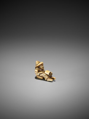 Lot 24 - A RARE AND EARLY IVORY NETSUKE OF A SEATED DUTCHMAN READING