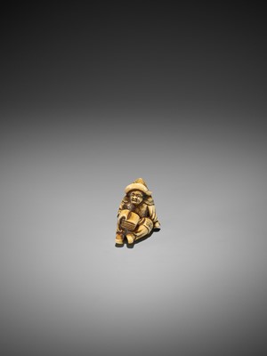 Lot 24 - A RARE AND EARLY IVORY NETSUKE OF A SEATED DUTCHMAN READING