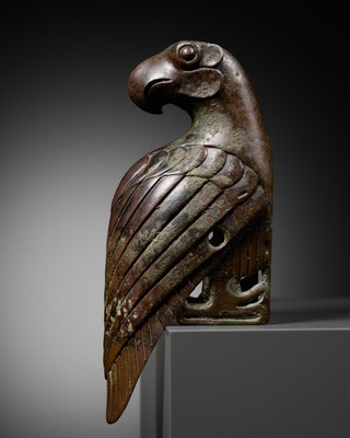 Lot 57 - AN IMPRESSIVE BRONZE ‘BIRD OF PREY’ ROYAL STANDARD FINIAL, EASTERN ZHOU DYNASTY