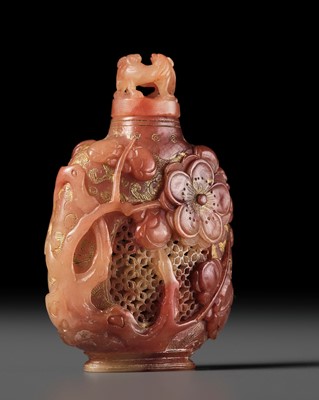 Lot 487 - A GILT-DECORATED AND RETICULATED SOAPSTONE SNUFF BOTTLE, MID-QING DYNASTY