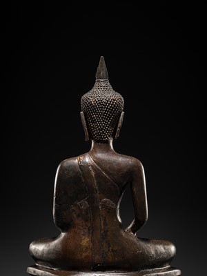 Lot 11 - A BRONZE FIGURE OF BUDDHA SHAKYAMUNI, LAOS, CHIEN SENG STYLE, 16TH-17TH CENTURY