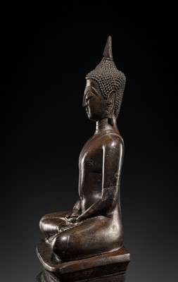 Lot 11 - A BRONZE FIGURE OF BUDDHA SHAKYAMUNI, LAOS, CHIEN SENG STYLE, 16TH-17TH CENTURY