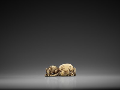 Lot 177 - TOMOCHIKA: AN IVORY NETSUKE OF TWO RATS WITH AN EGG