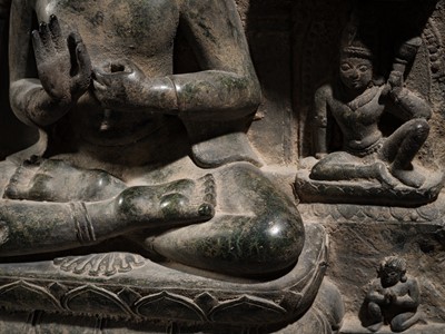 Lot 68 - A RARE AND IMPORTANT BLACK STONE STELE OF BUDDHA PREACHING THE FIRST SERMON AT SARNATH, PROBABLY RATNAGIRI, 9TH-12TH CENTURY