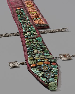 Lot 19 - A TURQUOISE, CARNELIAN, CORAL, AND SILVER MOUNTED RITUAL HEADDRESS, PERAK